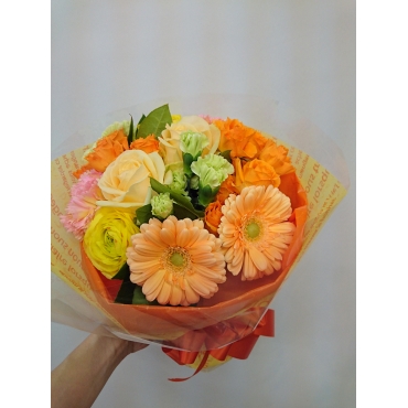 おまかせブーケ花束 オレンジ 黄色系 北海道旭川市の花屋 水野生花店にフラワーギフトはお任せください 当店は 安心と信頼の花キューピット加盟店です 花キューピットタウン